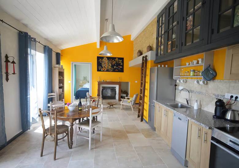Cuisine équipée lumineuse et Salle à manger Petite Maison