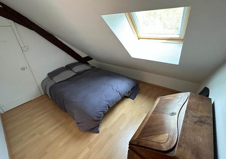 Chambre 3 : chambre traversante avec un lit double BZ et un bureau