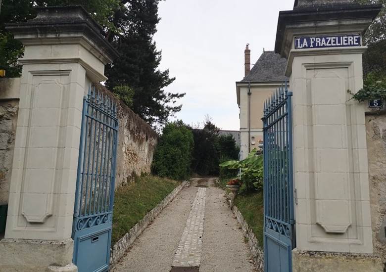 Entrée de la propriété. Vous entrez dans la propriété par le portail classé. Il fait 2m35 de large alors prenez bien droit et ça rentrera ! Soyez les bienvenus