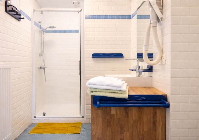 Douche - wc - un lavabo : chambre blanche