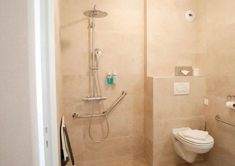 privilege-salle de bain- pmr-accessibilité-rez de chaussée- hotel-spa-arradon-bretagne sud