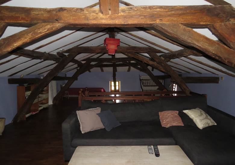 Dortoir avec 2 lits simples et 2 canapés TV
