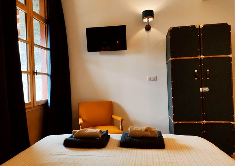 CHAMBRE 4 VUE DU LIT