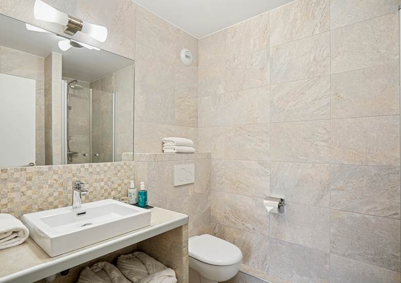 salle-de-douche-superieure-hotel-arradon