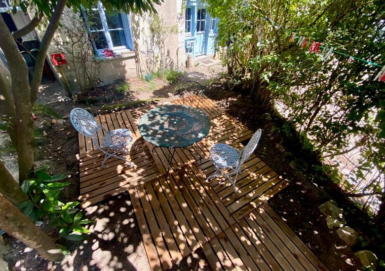 Terrasse privative avec table et chaises