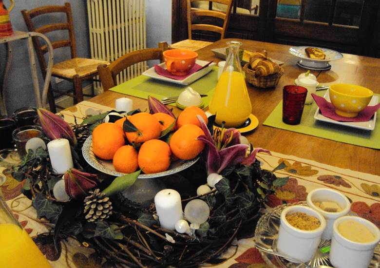 Petit déjeuner gourmand dans la salle à manger