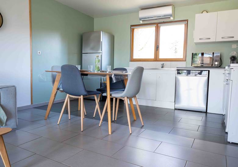 Coin repas avec frigo et petit congélateur