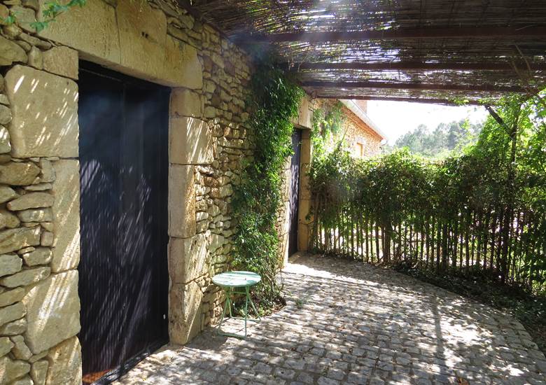 Terrasse secondaire ombragée accès Chambre 3 et 4 bis