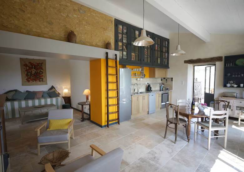 Cuisine équipée lumineuse et Salon TV Petite Maison