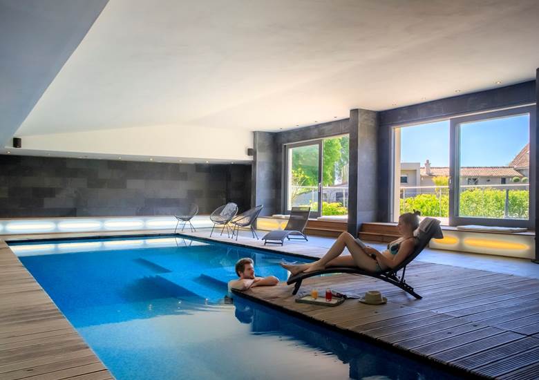 piscine ouverte sur une grande terrasse
