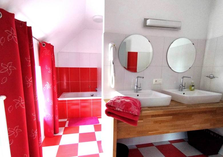 Chambre rouge sdb : Baignoire / douche wc double lavabo
