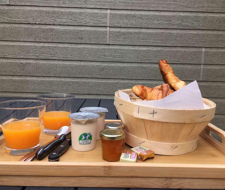 Petit déjeuner servi en chambre