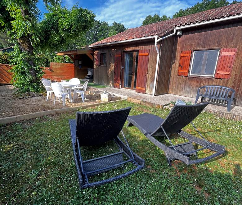 Jardin clos avec spa en dordogne