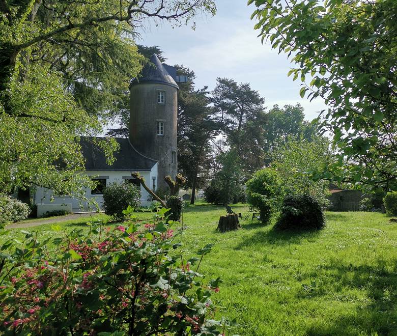 Vue bâtiment principal, jardin au printemps, moulin de La Retardière,
