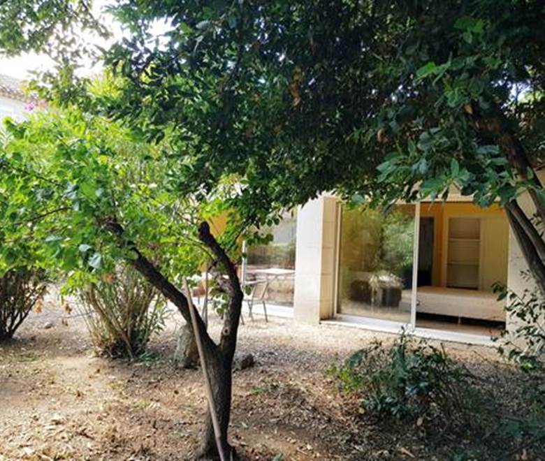 coin-repas-terrasse-cottage-provence