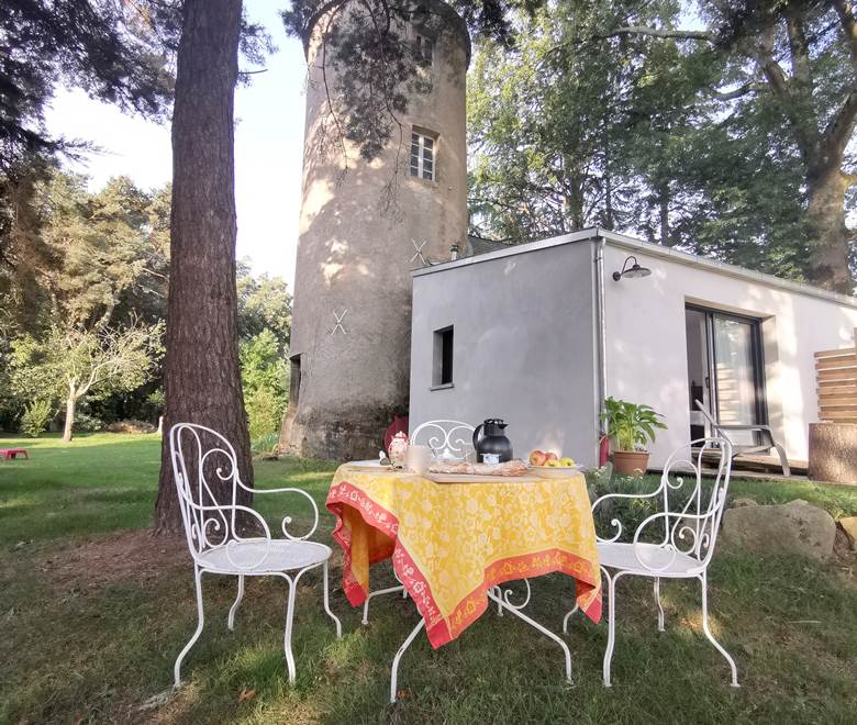 petits-déjeuners inclus servis dans le jardin lors d'un week-end ensoleillé et chaud, moulin de La Retardière, Orvault