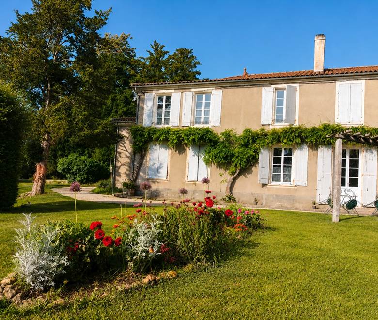 Les chambres du Domaine ouvrent sur la vallée de la Seugne et sa douceur saintongeaise