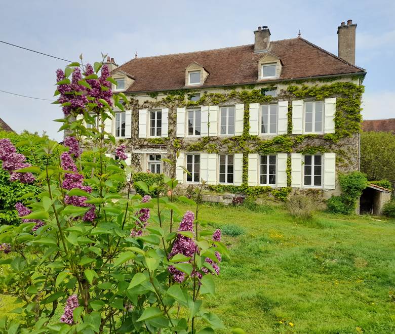 Maison d'hôte à Villon dans l'Yonne - La belle demeure au printemps