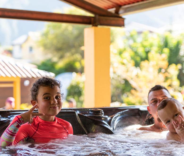 Spa de Nage Jacuzzi les bungalows des makes