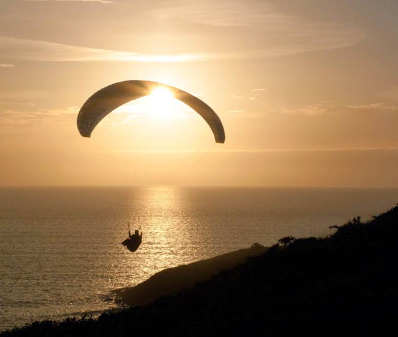 parapente et coucher de soleil en Bretagne