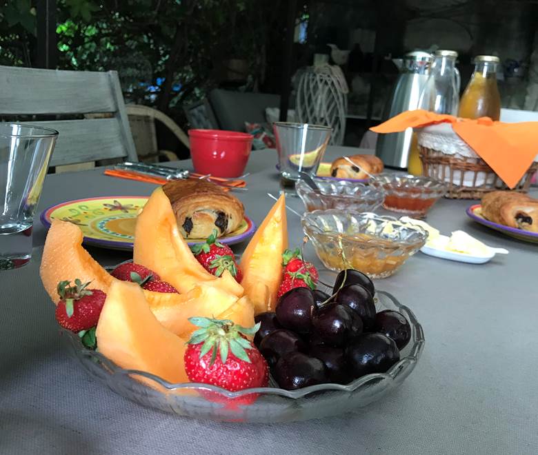 Le Mas Mellou : Petit déjeuner en terrasse