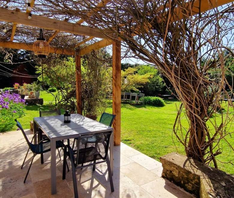 La terrasse ombragée du gîte Lascaux