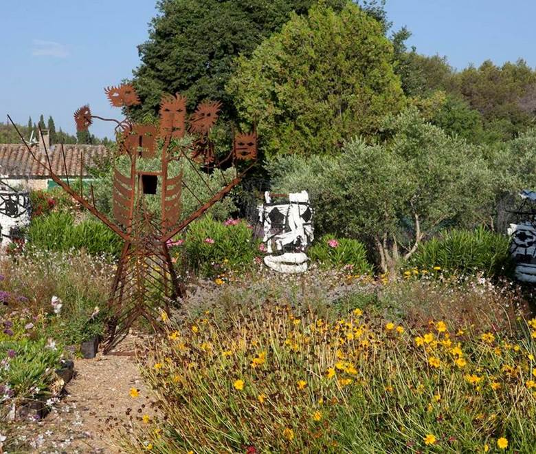 masques dans jardin artistique