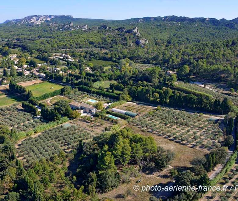photo aérienne paysage alpilles