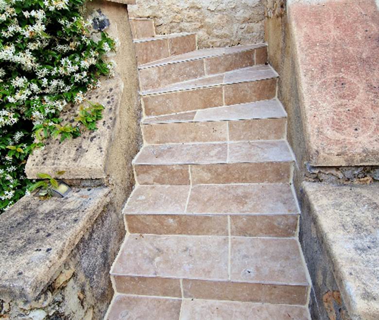 escalier d'accès au gîte Les Eyzies