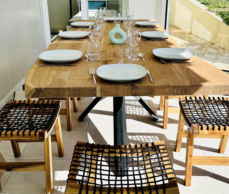 8 à 10 personnes autour de la table