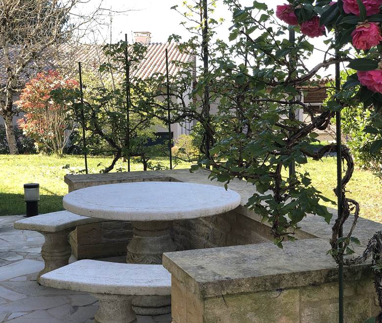 la terrasse sous la tonnelle