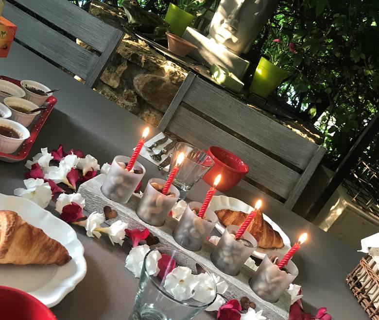 Le Mas Mellou : Petit déjeuner en terrasse