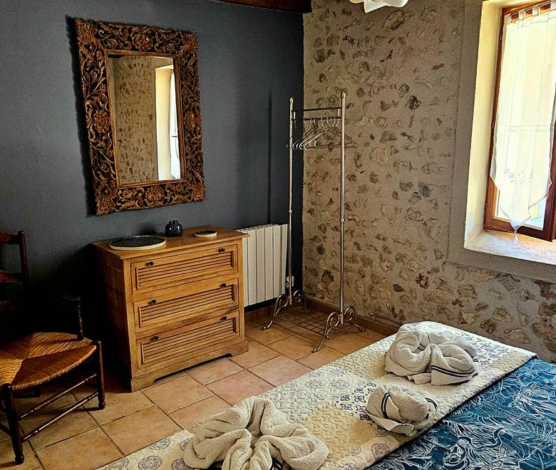 commode et portant pour vêtements chambre 2