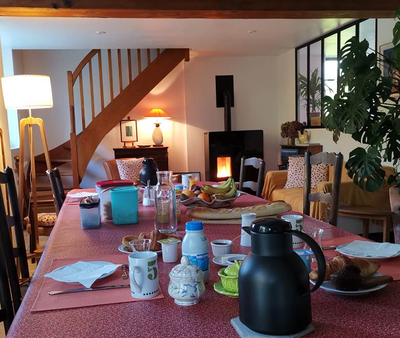 Pièce de vie où est servi le petit déjeuner, moulin de La Retardière Orvault-Nantes