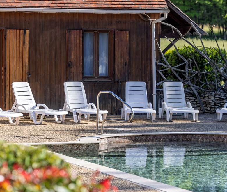 Détente et calme au bord de la piscine