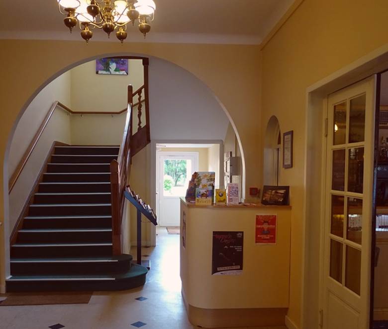 HÔTEL-RESTAURANT-LE-CHEVAL-BLANC-hall-d'entrée