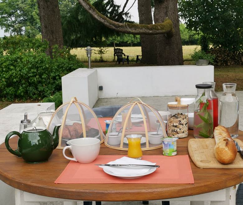Petit déjeuner servi sur la terrasse principale, moulin de La Retardière, Orvault proche Nantes