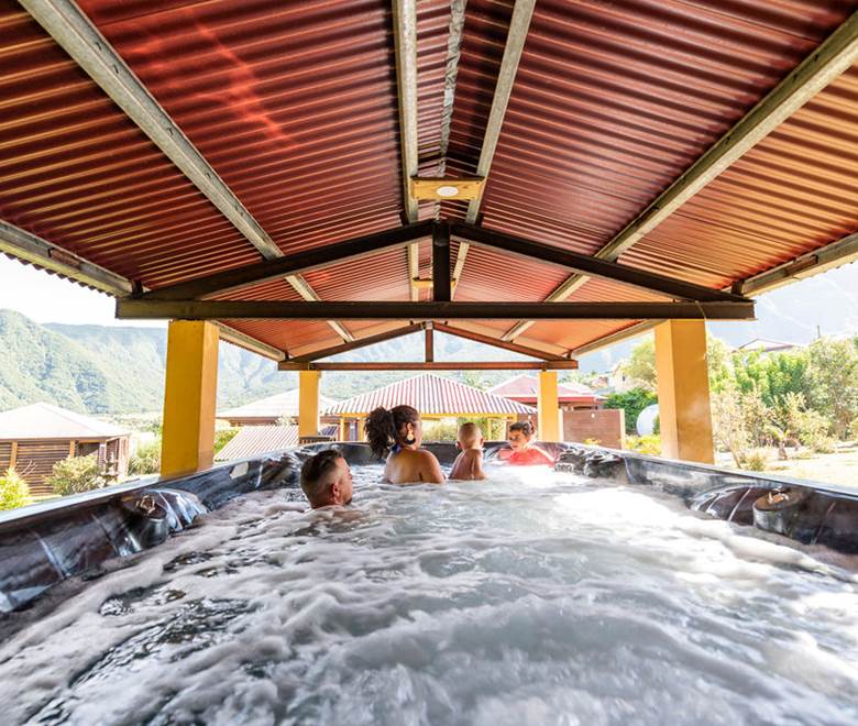 Spa de Nage Jacuzzi les bungalows des makes