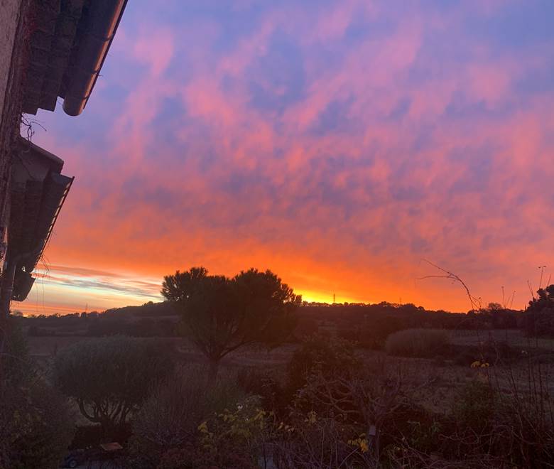 Le Mas Mellou : Lever de soleil sur Le Mas Mellou