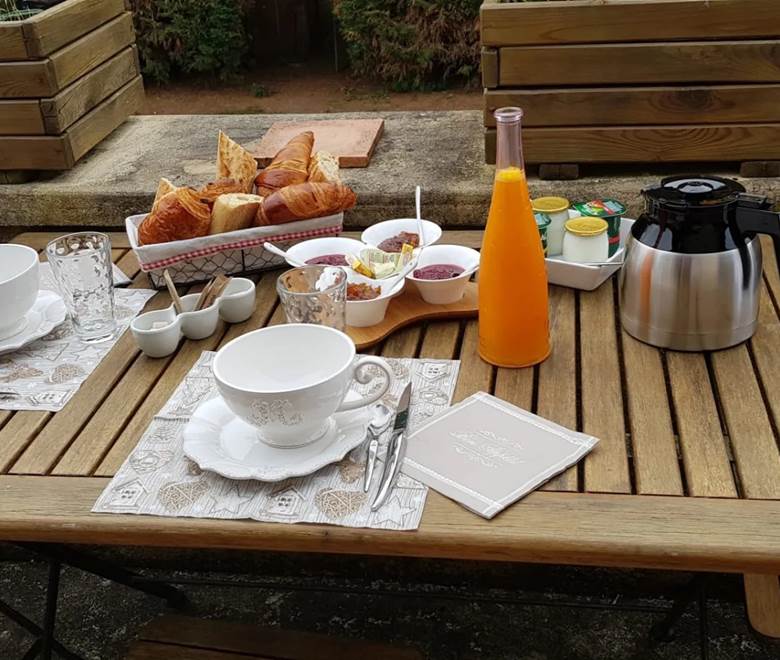 Petit-déjeuner en option servi dans votre gîte