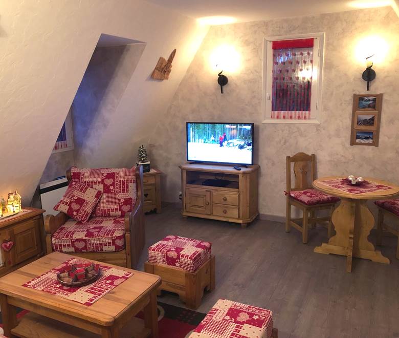 le coin TV et sa table ronde