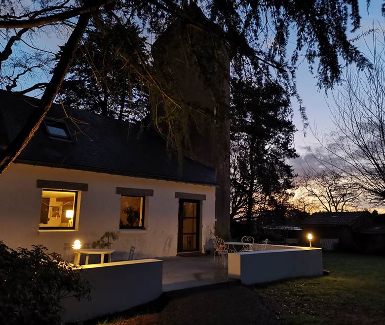 Vue de nuit de la facade du moulin de La Retardière à Orvault