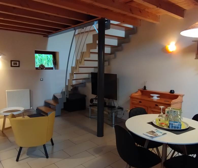 Coin à manger et escalier vers les chambres
