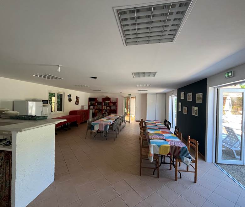 Salle ,pour des repas en famille ou entre amis