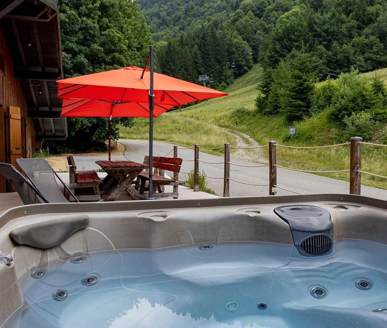 La terrasse avec Jacuzzi