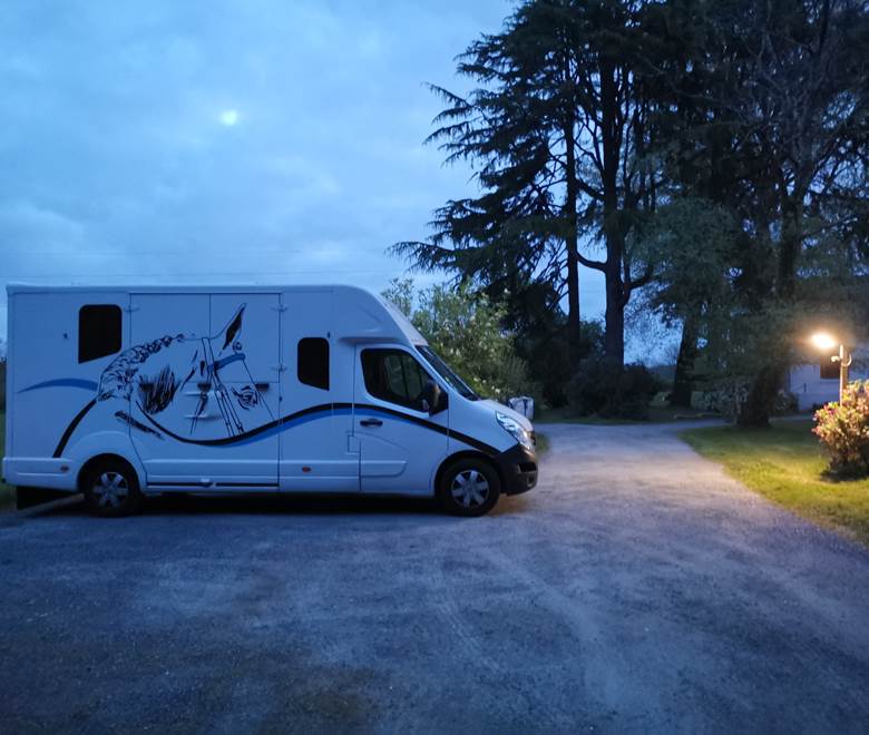 Parking privée grande longueur, ici un camion pour chevaux, moulin de La Retardière, Orvault