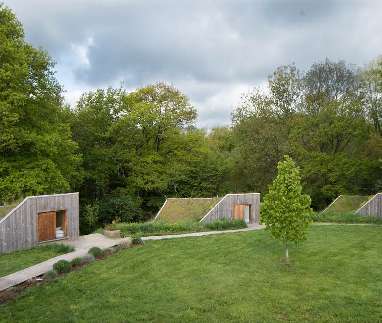 les cabanes dans leur écrin de verdure en Haute Vienne (Nouveaux horizons)