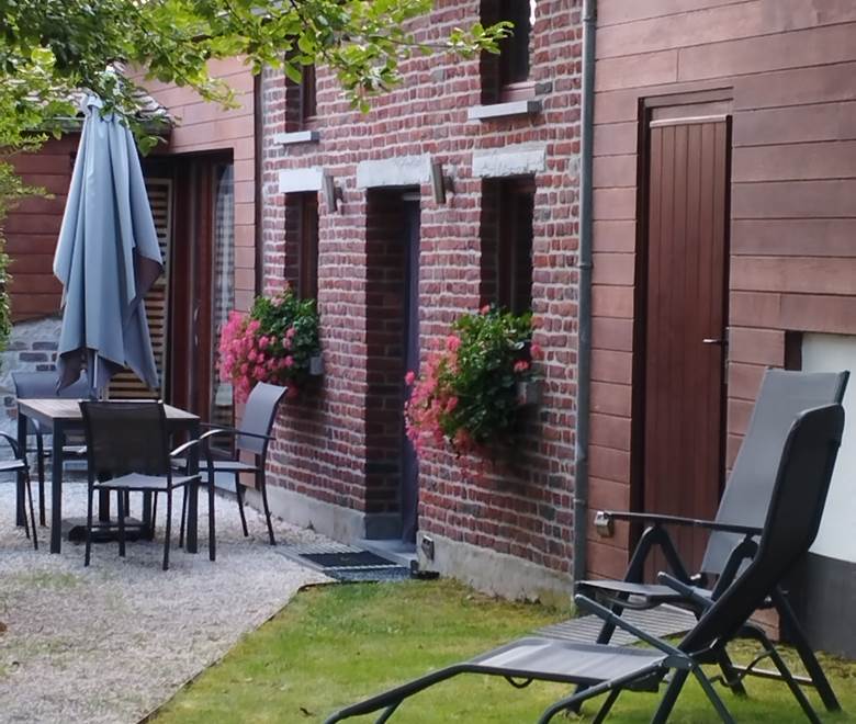 Coin repos extérieur, table et parasol