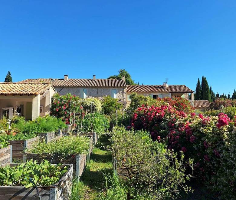 terrasse sur le jardin en permaculture