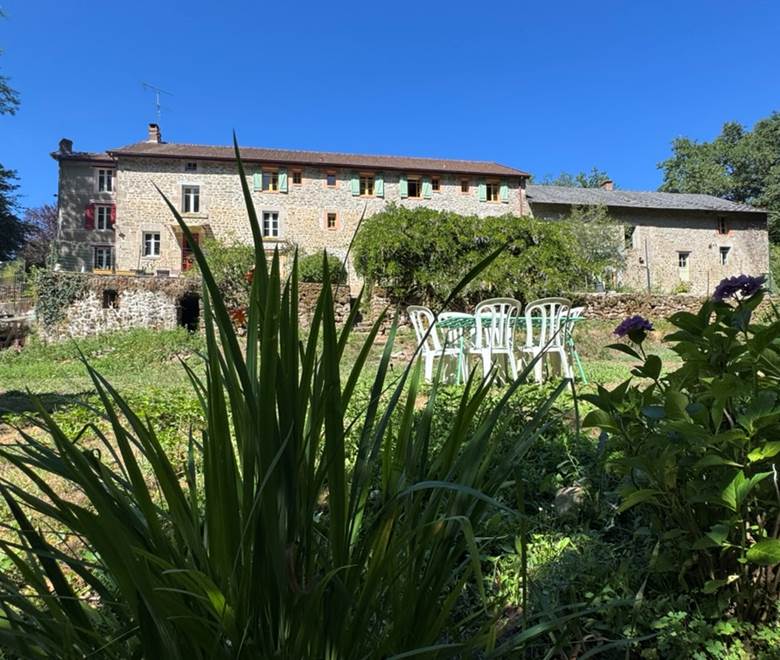 O Moulin du Fieux - bâtiment et pièce d'herbe